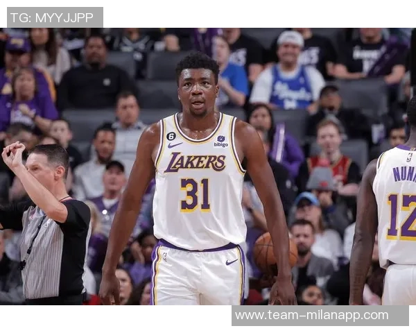 托马斯布莱恩特高效表现8投6中三分球全中贡献15分7篮板2盖帽